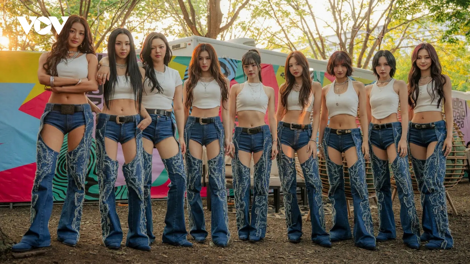 TWICE được khen ngợi tại Victoria's Secret trong khi Lisa đối mặt chỉ trích
