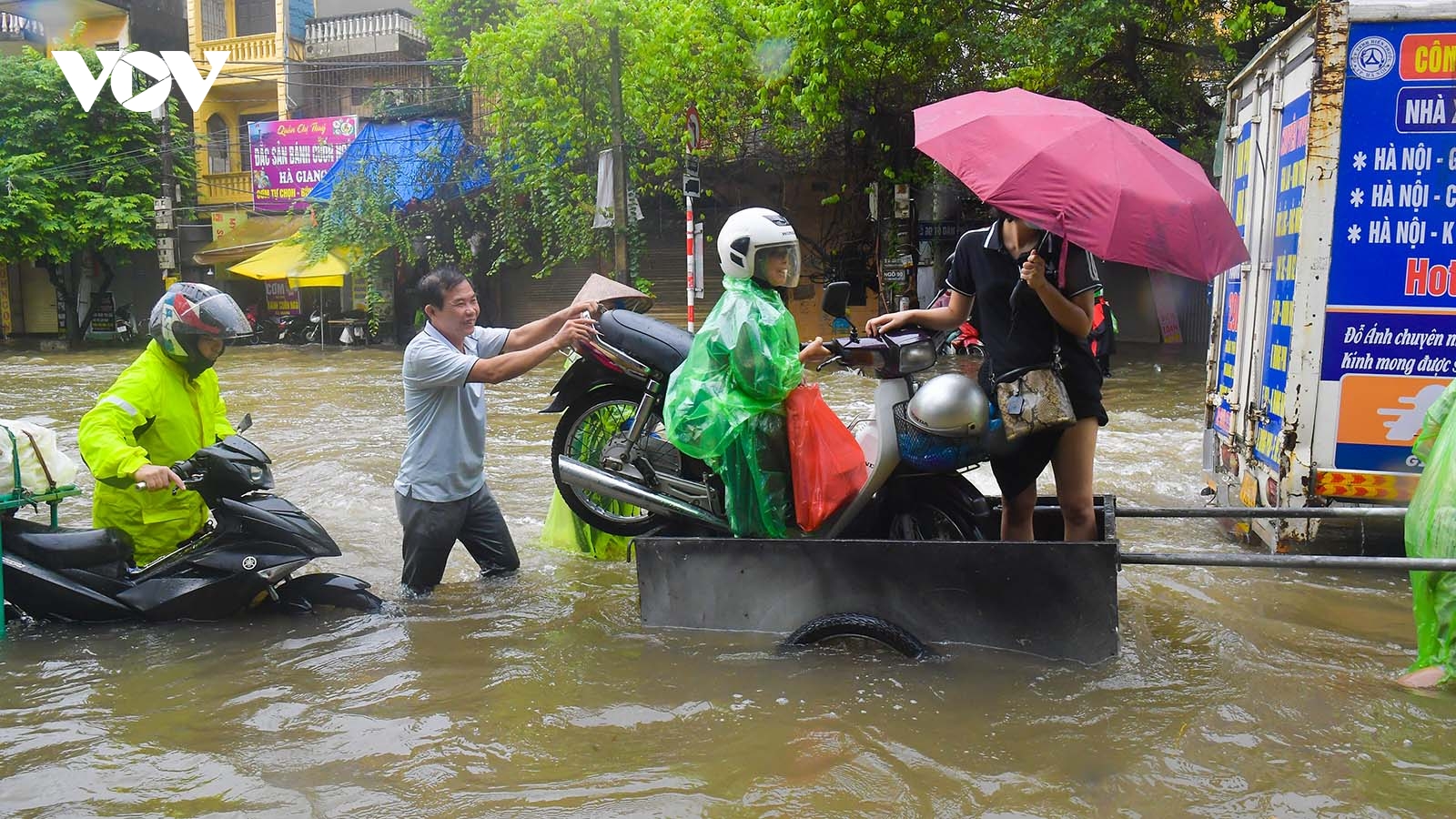 Xuất hiện công việc "thu nhập khủng" tại các điểm ngập sâu ở Hà Nội