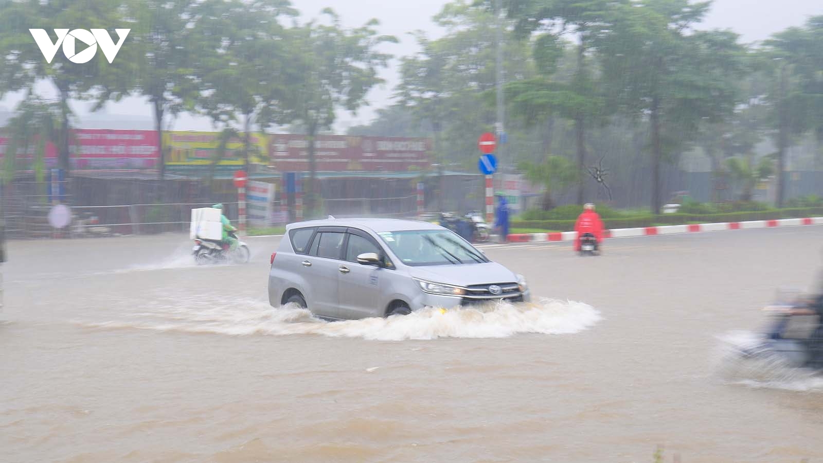 Hà Nội tiếp tục mưa lớn, cảnh báo lốc, sét và mưa đá