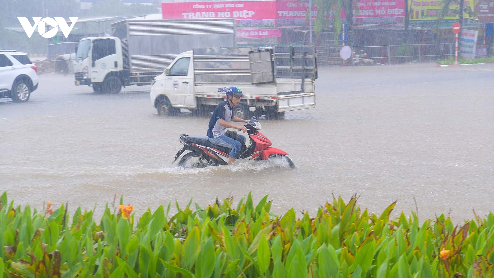 Mưa như trút trắng trời, nhiều tuyến phố Hà Nội có nguy cơ biến thành “sông”