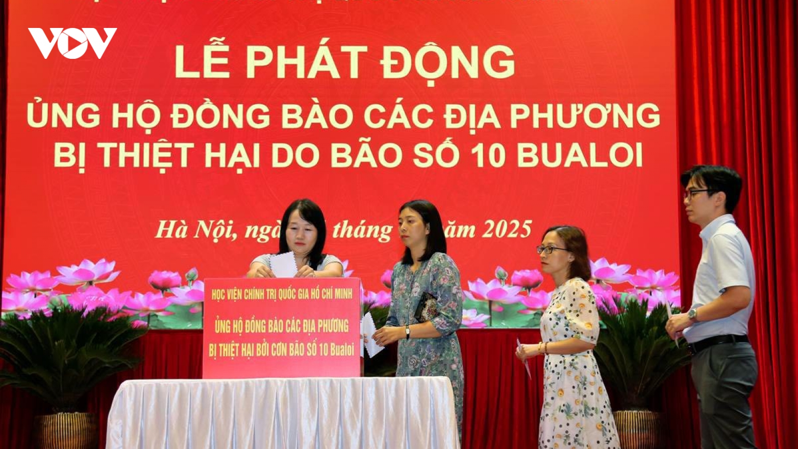 Học viện Chính trị quốc gia Hồ Chí Minh quyên góp ủng hộ đồng bào vùng bão lũ