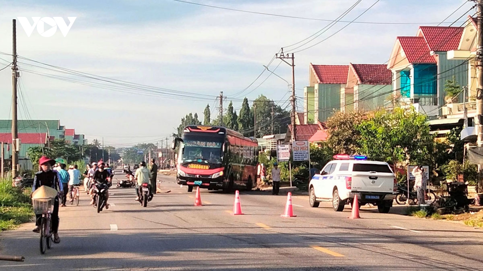 Hai vợ chồng tử vong sau va chạm với ô tô khách