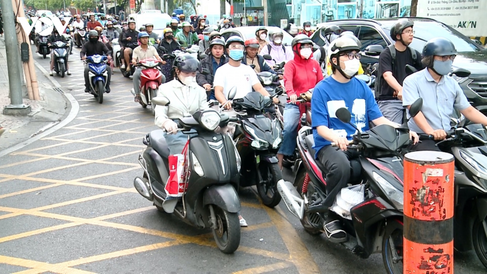 Nhiều người dân vẫn vi phạm dừng xe trên vạch mắt võng