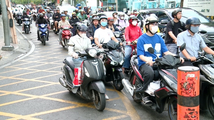 Nhiều người dân vẫn vi phạm dừng xe trên vạch mắt võng