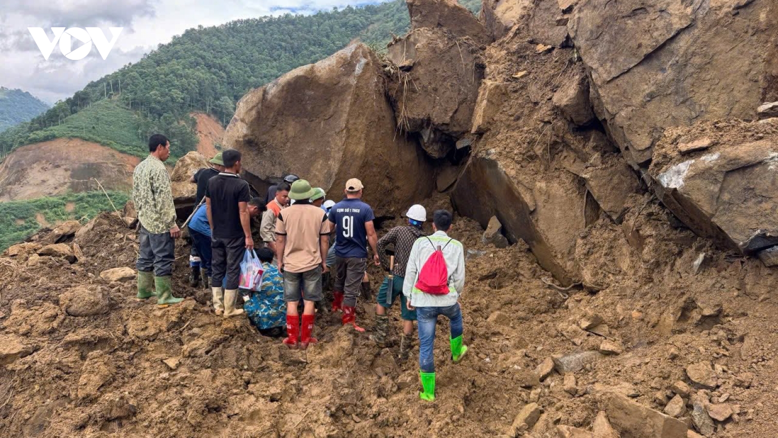 Chiếc xe Nissan Navara chở 3 người mất tích ở Lào Cai đã được tìm thấy