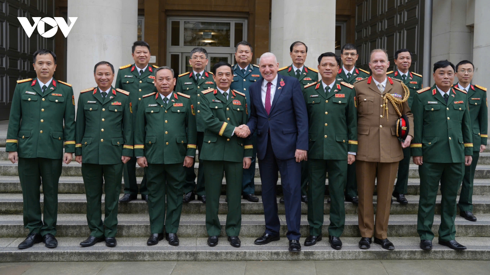 Bộ Quốc phòng sẵn sàng tiếp nhận quân nhân Anh sang Việt Nam học tập