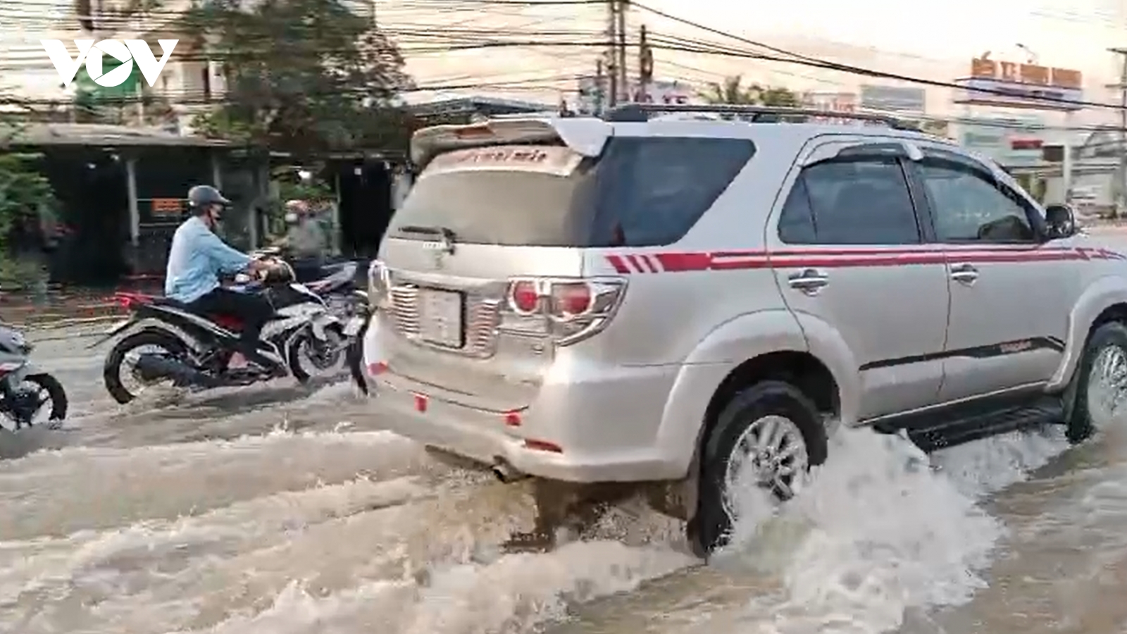 Triều cường dâng cao, hàng loạt tuyến đường ở Vĩnh Long ngập sâu