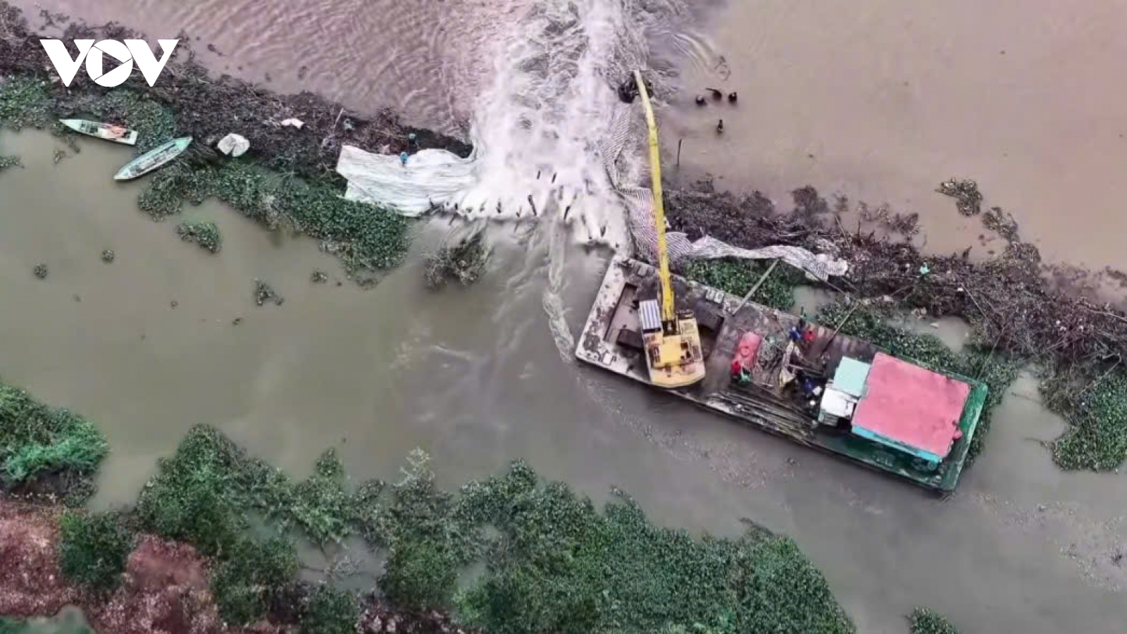 Vỡ đê ở Đồng Tháp, hàng trăm ha lúa chìm trong “biển nước”