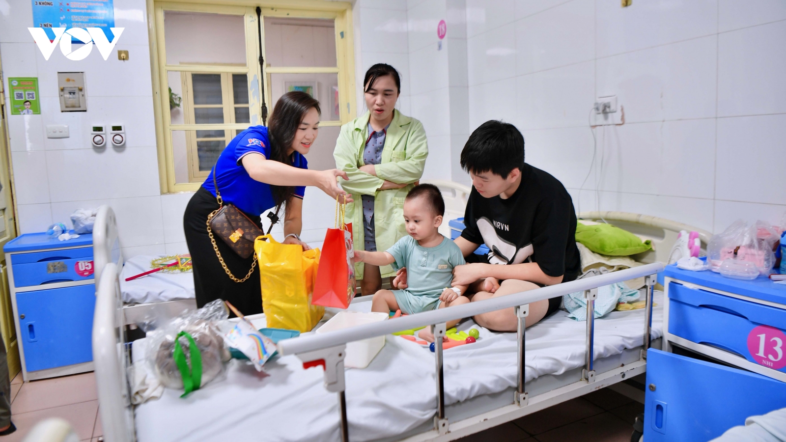 Chi đoàn Báo Điện tử Tiếng nói Việt Nam mang Trung thu đến Bệnh viện Thanh Nhàn