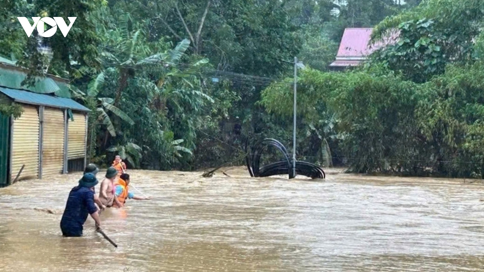 Hai ông cháu mắc kẹt giữa dòng lũ chảy xiết tại Tuyên Quang