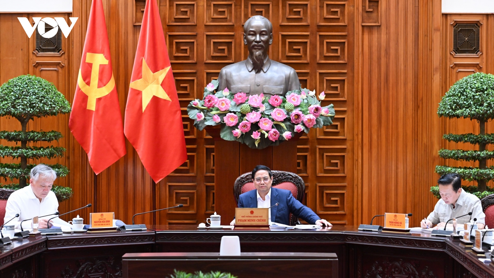 Thủ tướng: Đảm bảo khám chữa bệnh cho nhân dân, đảm bảo học sinh được đến trường