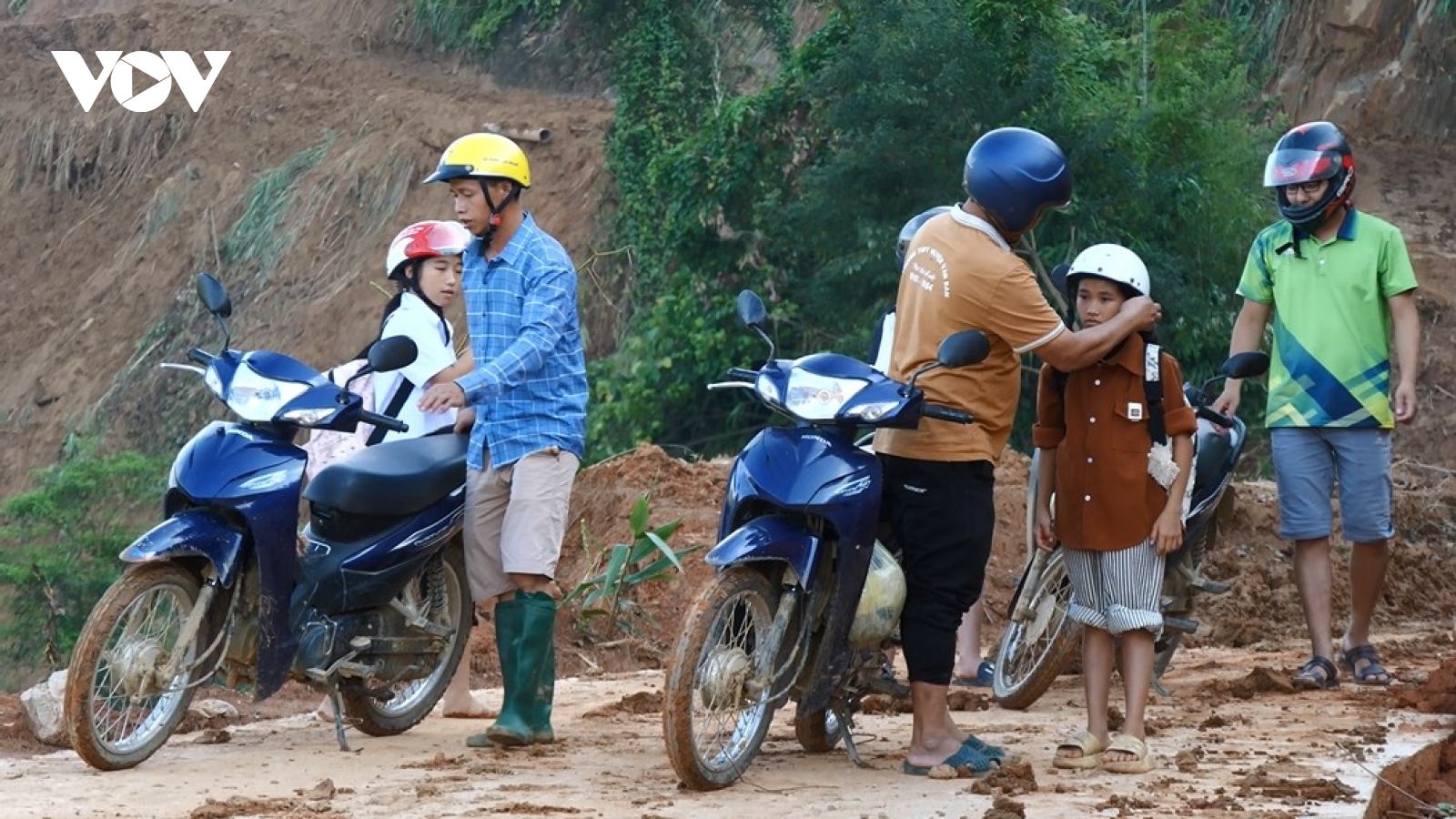 Vượt núi đưa học sinh xuống trường tránh bão