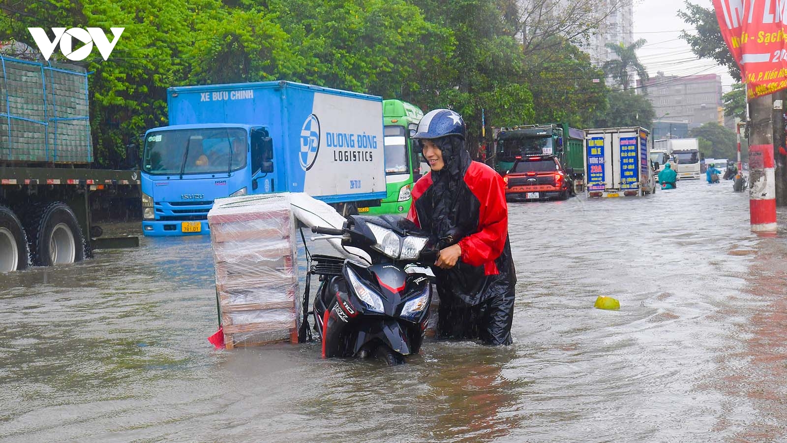 Cầu vượt Phạm Tu - Xa La thi công "rùa bò": Ngày nắng ùn tắc, mưa ngập sâu
