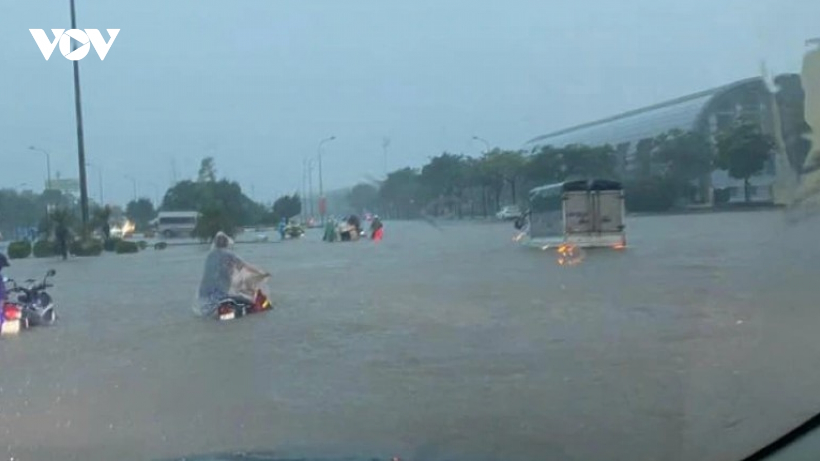 Heavy overnight rain causes widespread flooding in Hanoi