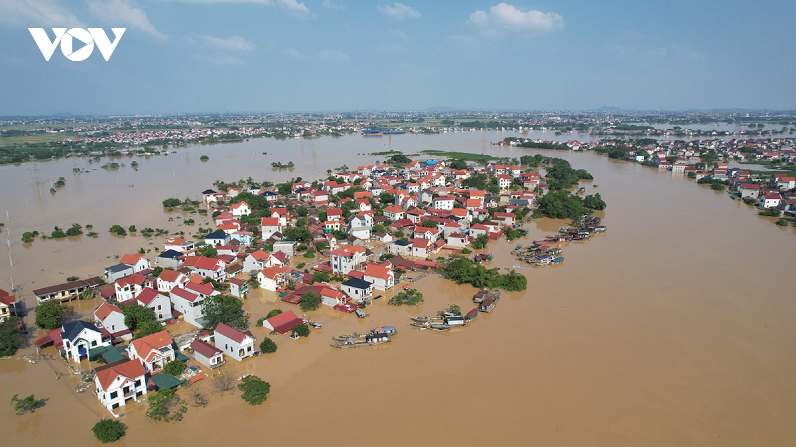 Lũ lên nhanh, làng ngoại thành Hà Nội ngập sâu trong biển nước đục ngầu