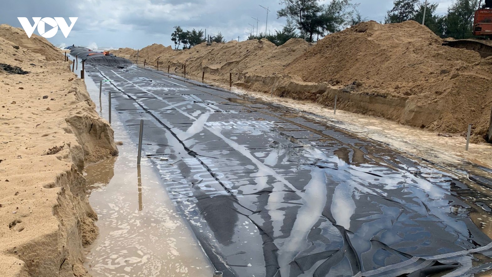 Thành phố Huế: Gia cố, xử lý khẩn cấp khu vực sạt lở bờ biển Thuận An