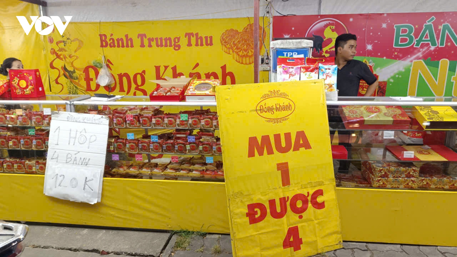 Nhiều chương trình khuyến mại, bánh Trung thu vẫn ế trước Rằm tháng 8