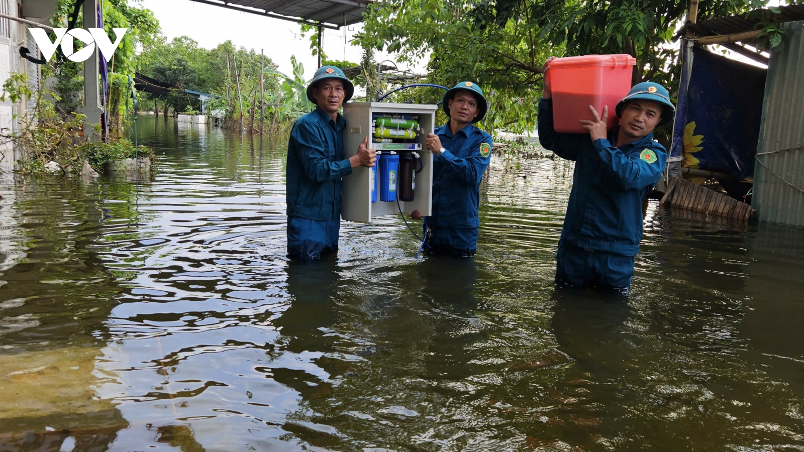 Người dân Phủ Lý (Ninh Bình) chật vật sống trong cảnh ngập lụt kéo dài