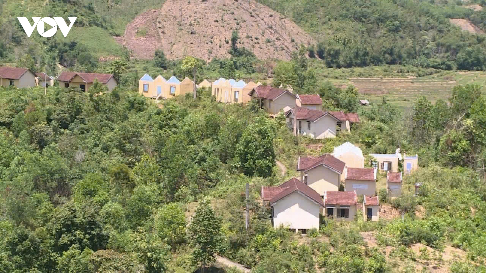 Động đất 4,9 độ richter ở Quảng Ngãi, tường nứt toác, clip ghi lại cảnh rung lắc