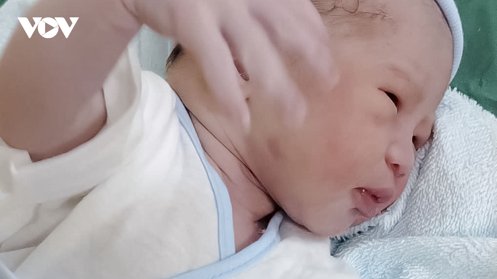 Cứu bé trai bị đẻ rơi tại nhà ở Cà Mau