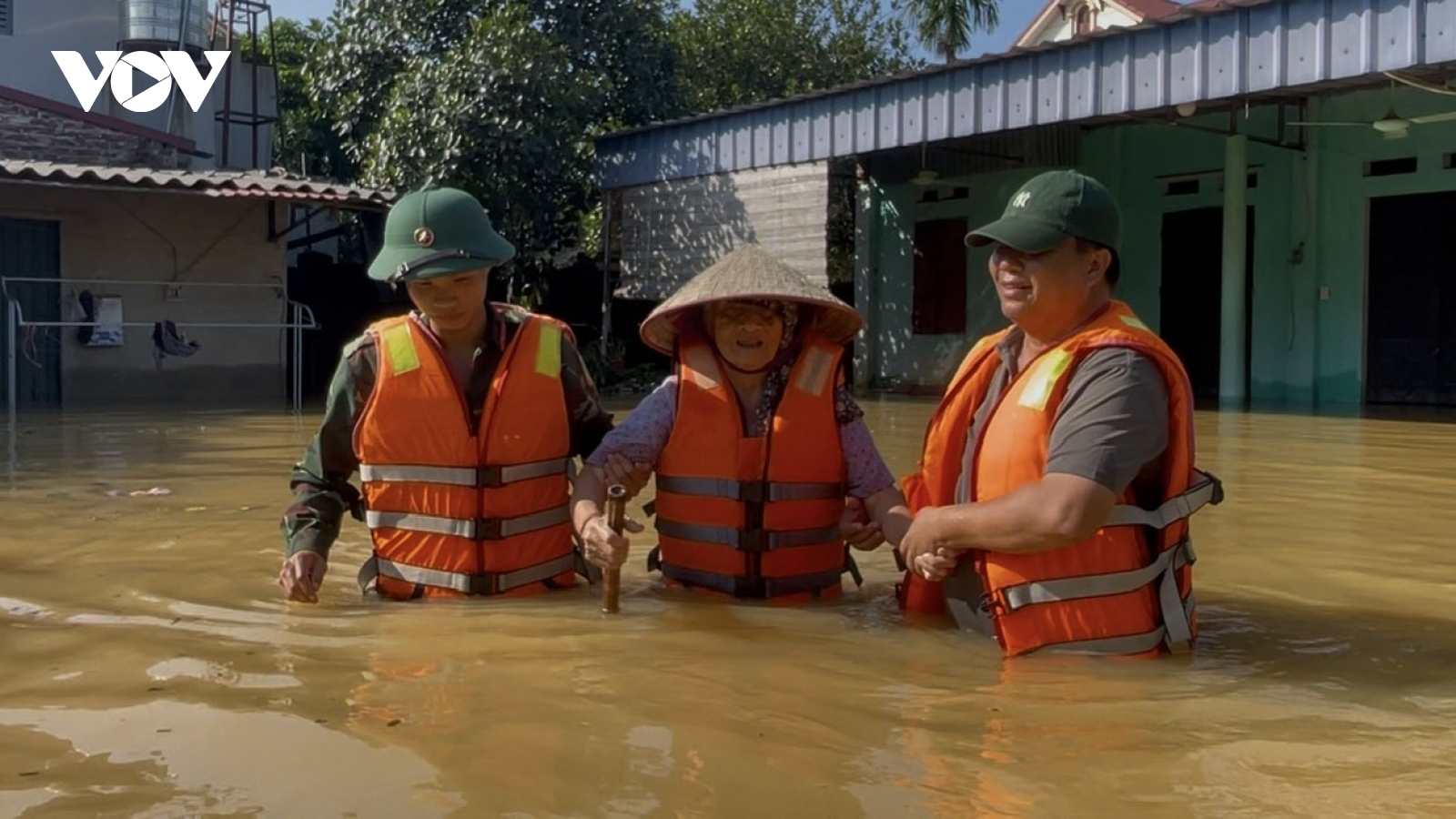 Giữa lũ dữ, người lính trẻ quên mình cứu dân
