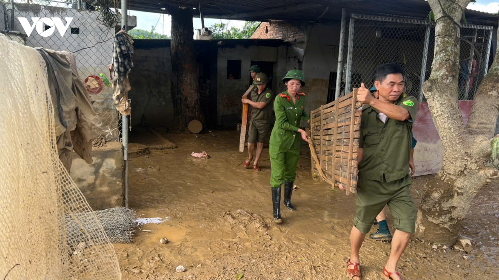 Công an Bắc Ninh cùng dân dọn dẹp nhà cửa, trường học sau lũ lụt
