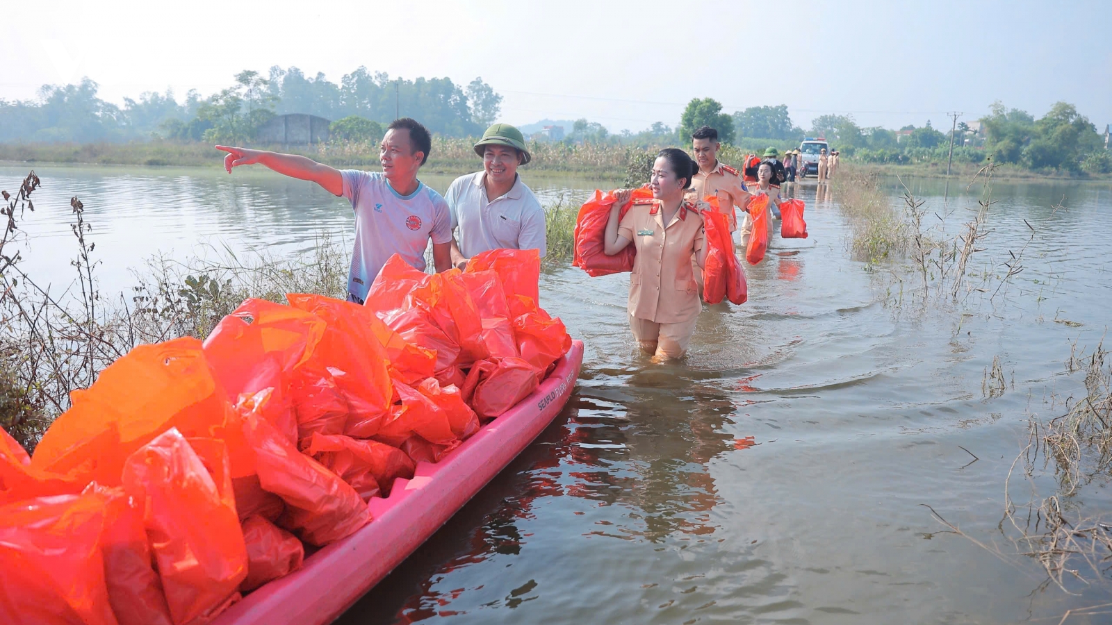 CSGT Hà Nội trao quà cứu trợ, dọn dẹp giúp dân sau khi nước lũ rút