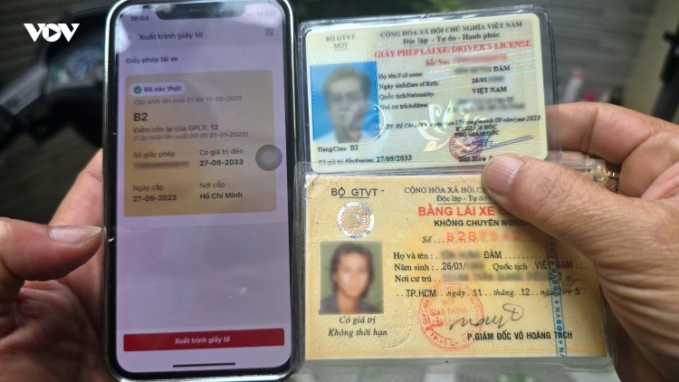 Công an TP HCM hướng dẫn chuyển đổi giấy phép lái xe từ giấy bìa sang thẻ PET