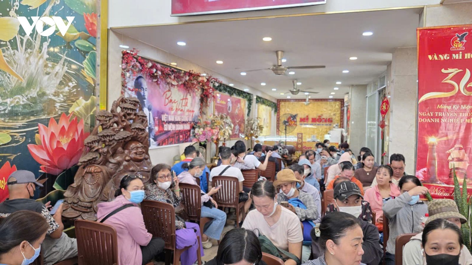 Giá vàng đu đỉnh, nhiều người dân ở TP.HCM đổ xô đi mua từ sáng sớm