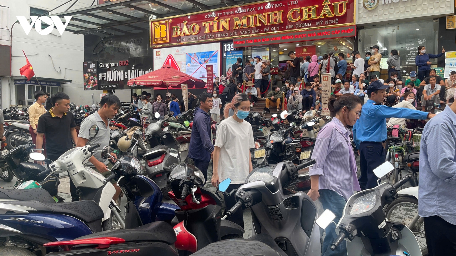 Cầu vượt quá cung, người dân xếp hàng mua vàng cả buổi vẫn về tay không