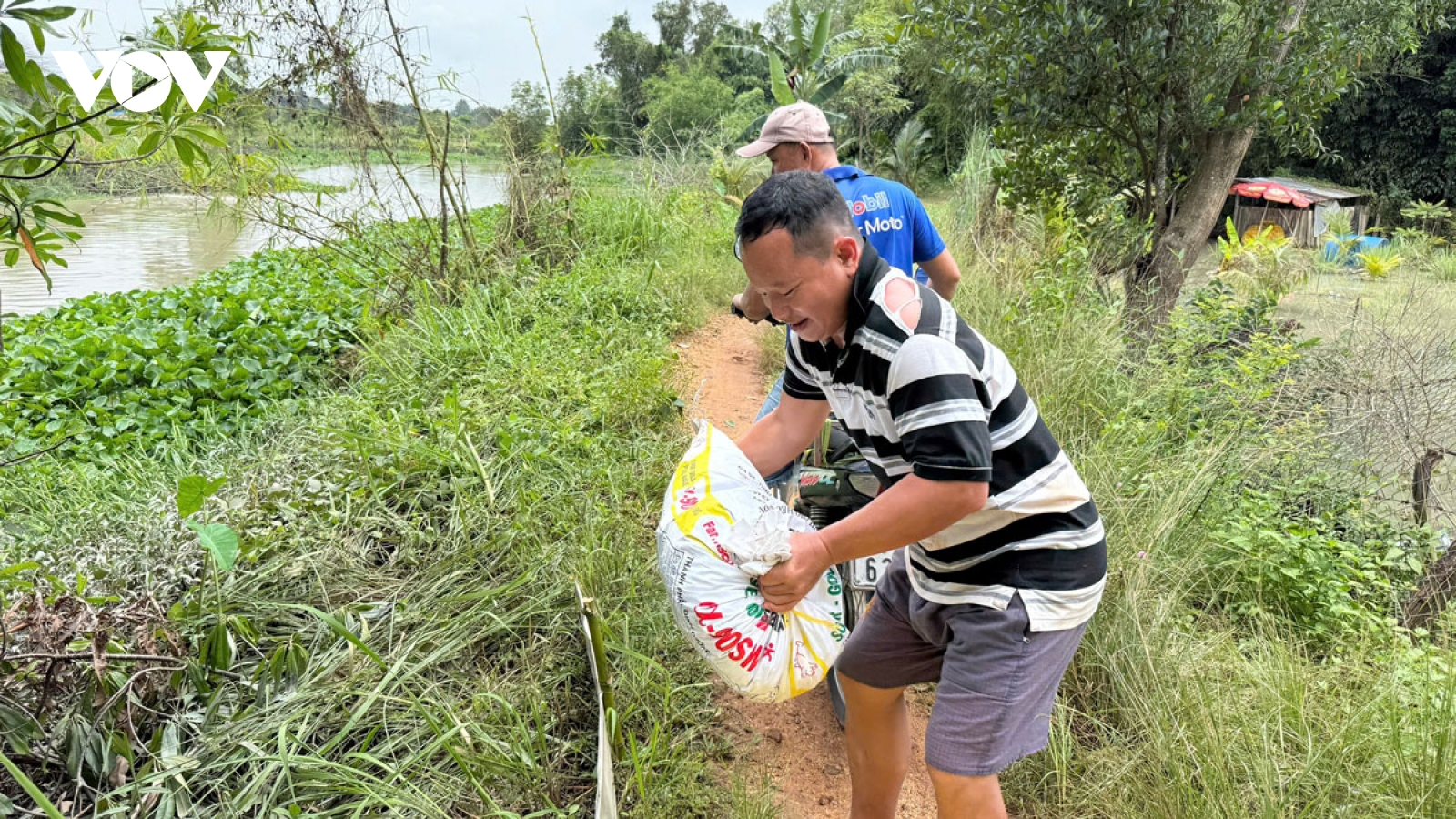 Triều cường và xả lũ đe dọa, hàng chục người đắp đê, ngăn nước ven sông Sài Gòn