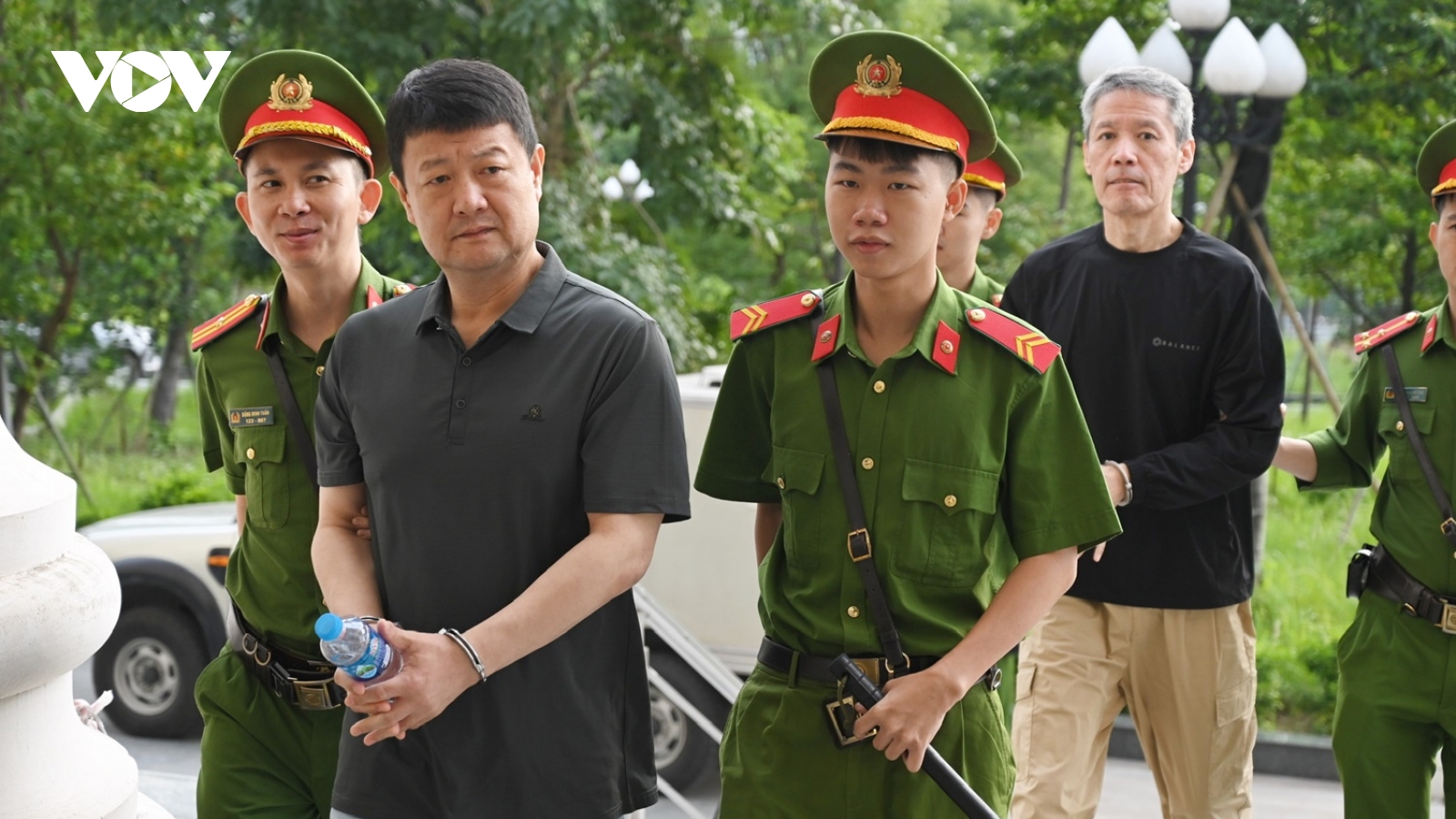 Dẫn giải các bị cáo hầu tòa vụ đánh bạc nghìn tỷ ở King Club