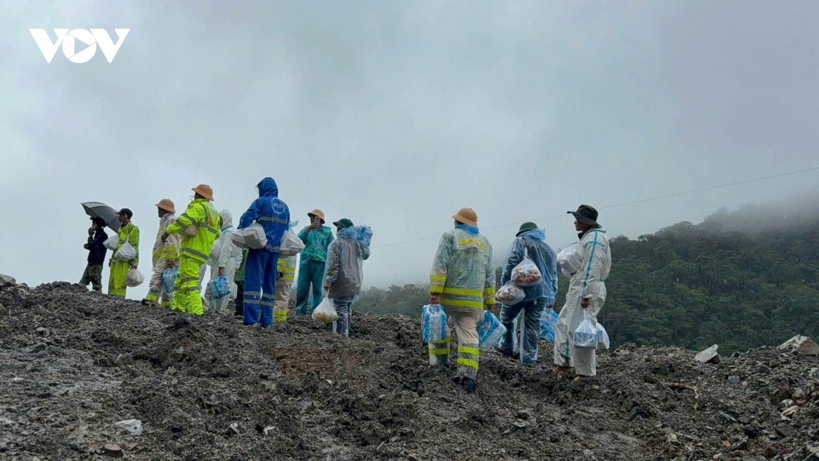 Dùng drone tiếp tế thực phẩm cho tài xế bị cô lập trên đèo Lò Xo