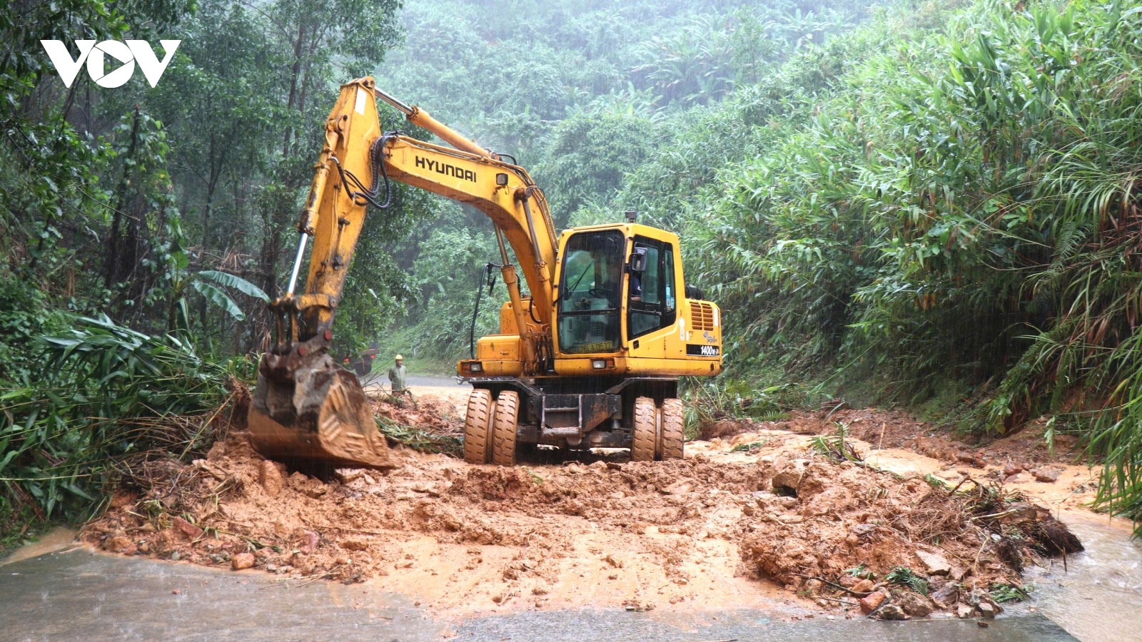Quảng Ngãi ghi nhận hơn 120 điểm sạt lở trên các quốc lộ, tỉnh lộ