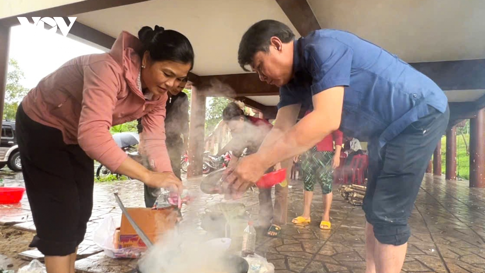 Cán bộ lập bếp dã chiến nấu cơm cho người dân tránh sạt lở đất