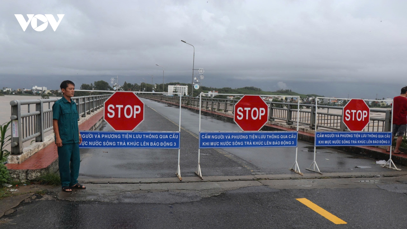 Tạm thời cấm phương tiện lưu thông qua cầu Trà Khúc 1, Quảng Ngãi