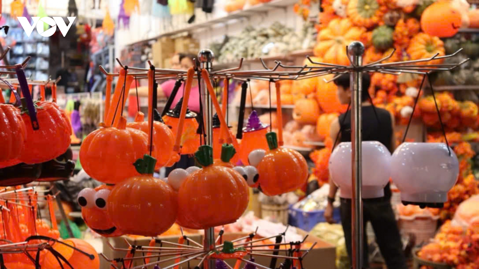 Phố Hàng Mã ngập tràn các sản phẩm Halloween