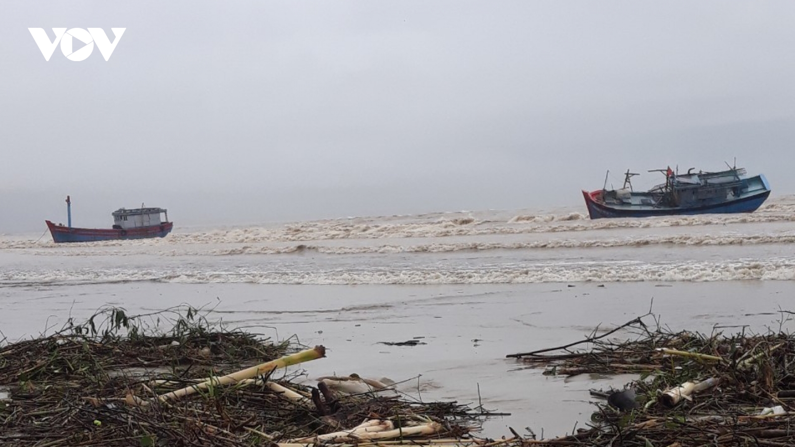 Quảng Ngãi: Nhiều tàu cá bị bứt neo trôi dạt do mưa lũ