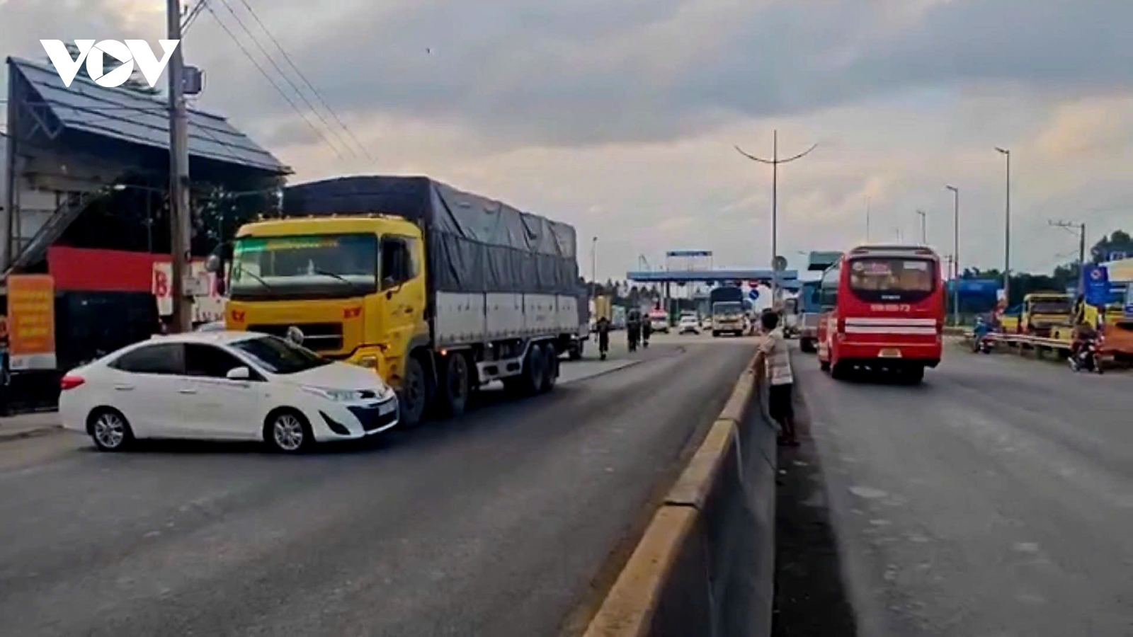 Ô tô tải tông và đẩy ô tô con trượt dài trên mặt đường