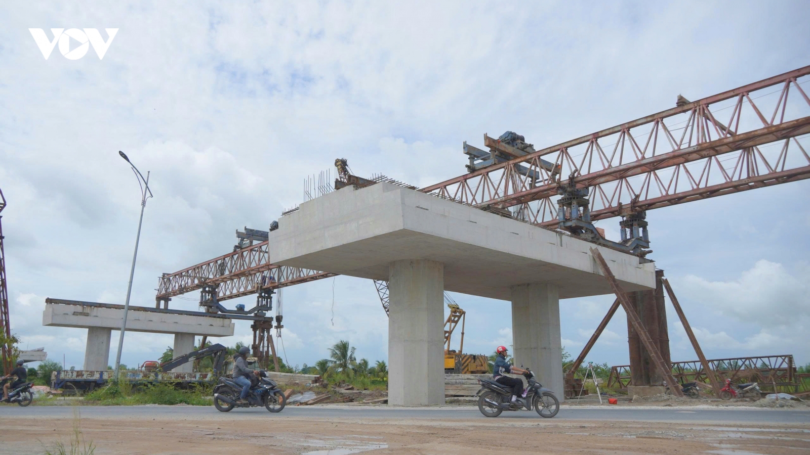 Công trường tăng tốc, cao tốc miền Tây chờ kết nối