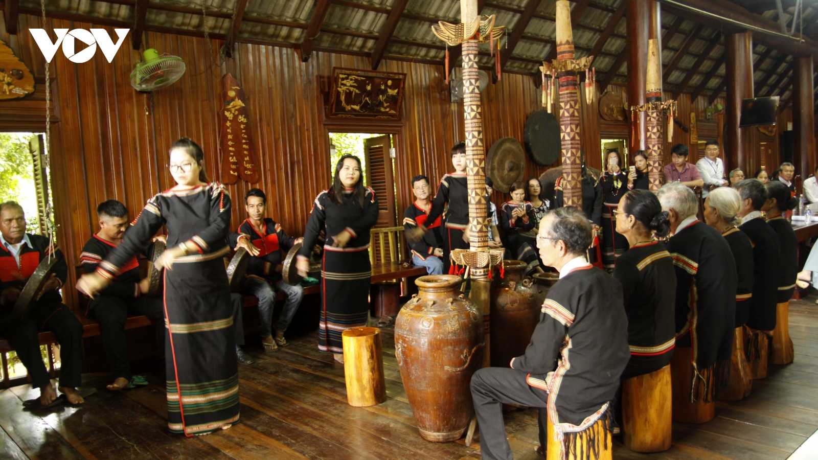 Nhà dài  Ê Đê - nơi chứa đựng hồn chiêng năm tháng