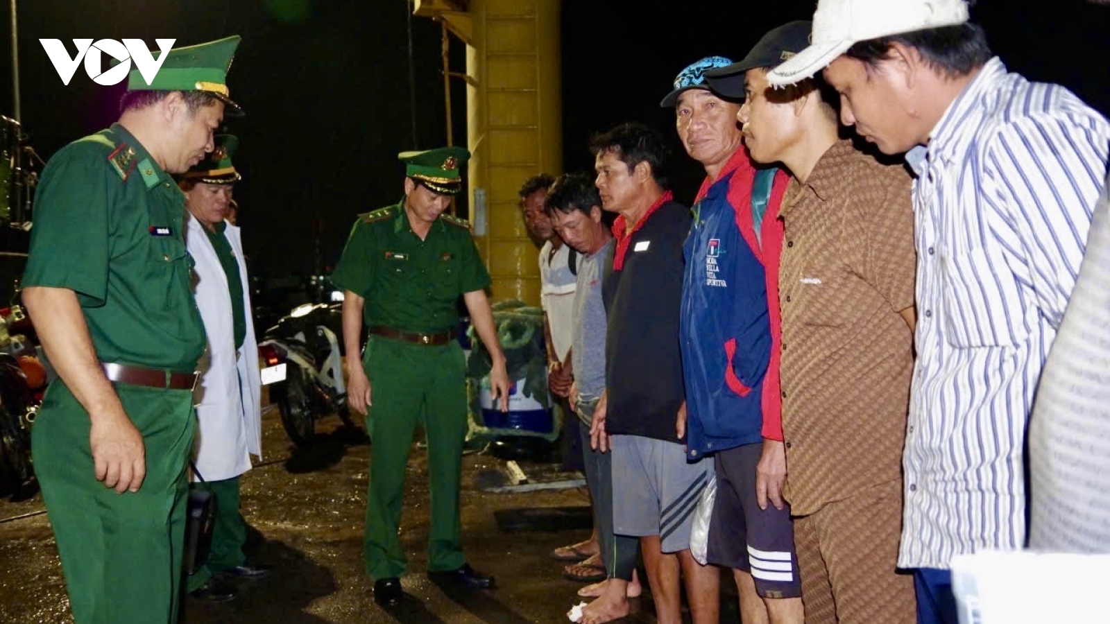 Biên phòng TP.HCM cứu 11 ngư dân gặp nạn sau va chạm tàu hàng Panama