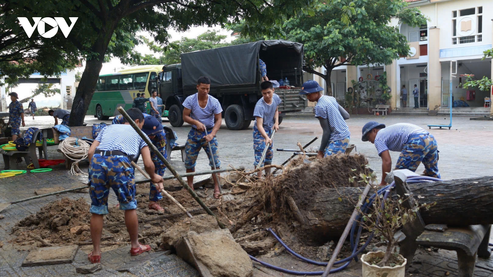 Lữ đoàn 101 Hải quân giúp dân Khánh Hòa khắc phục hậu quả mưa lũ khẩn trương
