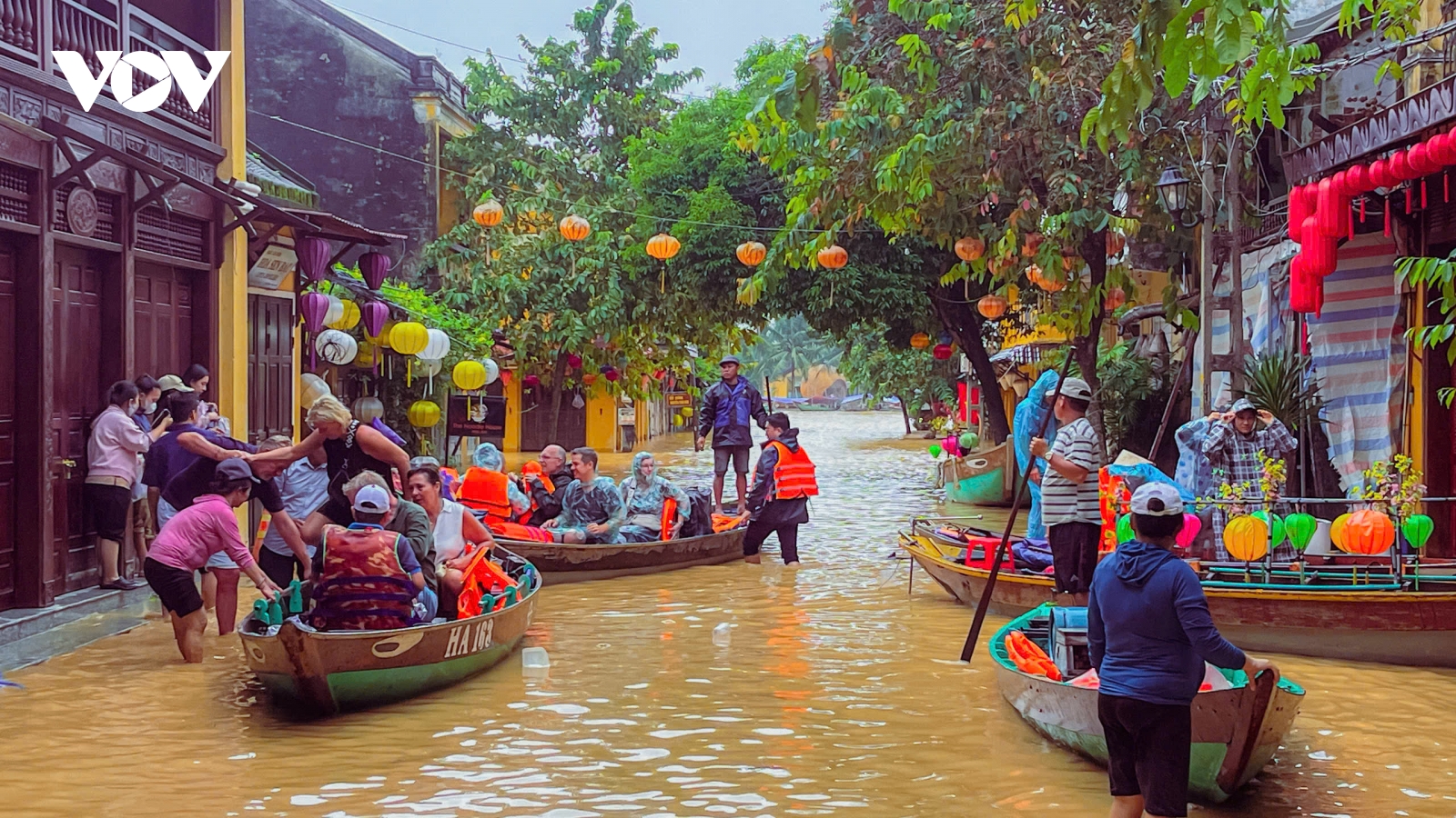 Phố cổ Hội An ngập trở lại