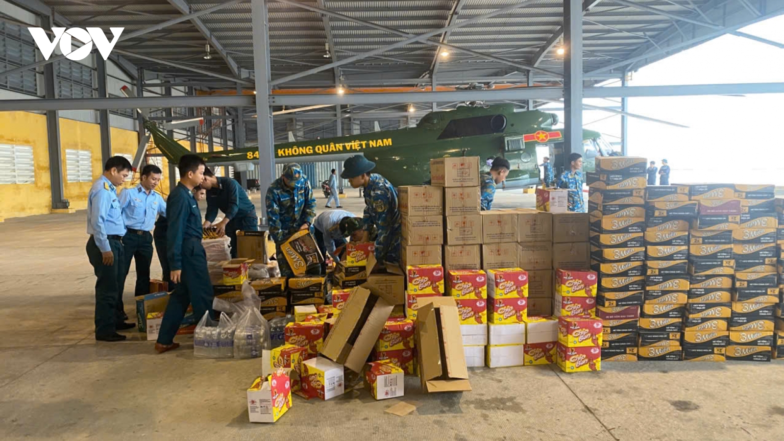 Trực thăng sẵn sàng cất cánh đưa hàng cứu trợ tới vùng lũ lụt ở Gia Lai, Đắk Lắk