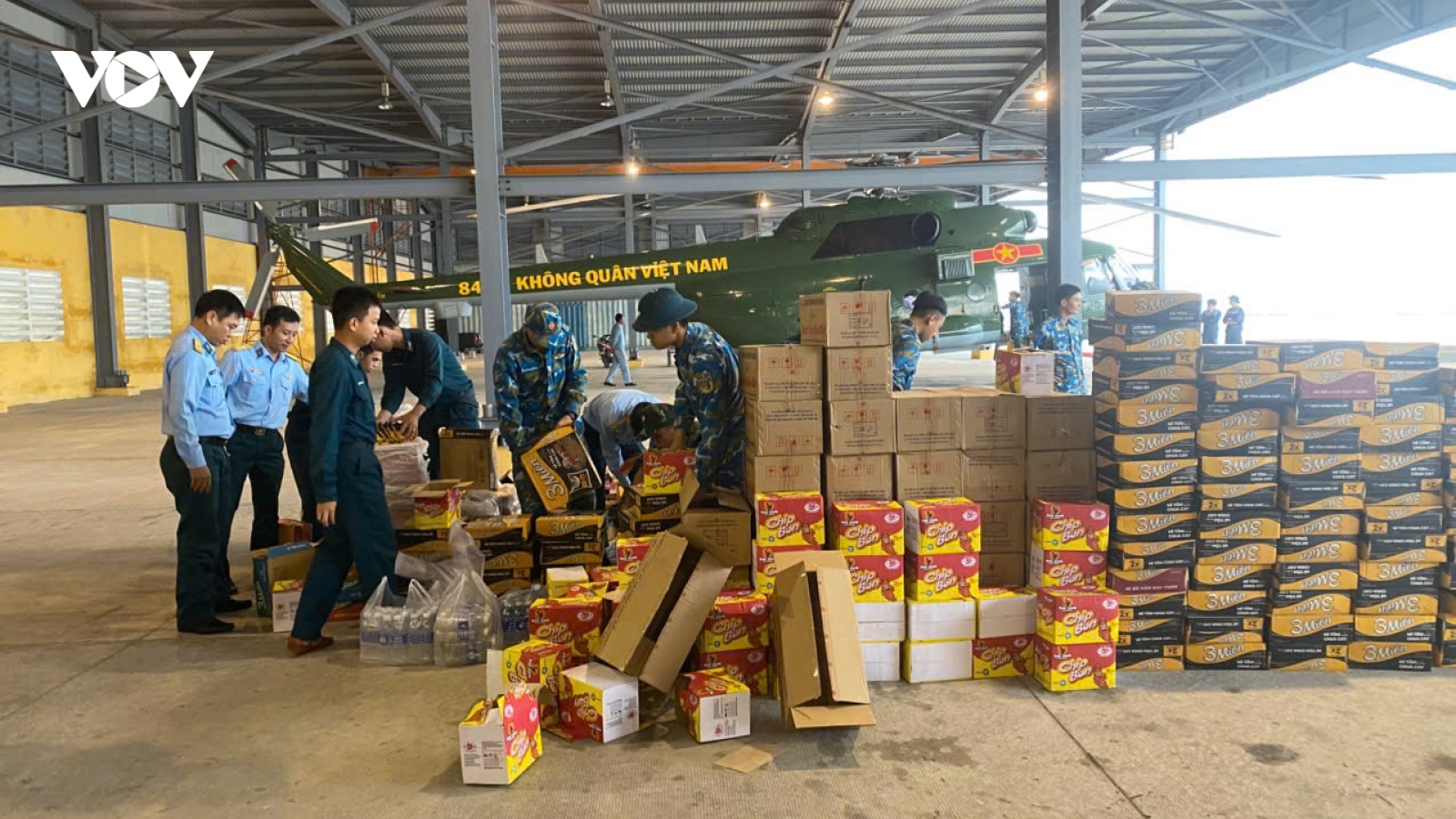 Trực thăng sẵn sàng cất cánh đưa hàng cứu trợ tới vùng lũ lụt ở Gia Lai, Đắk Lắk
