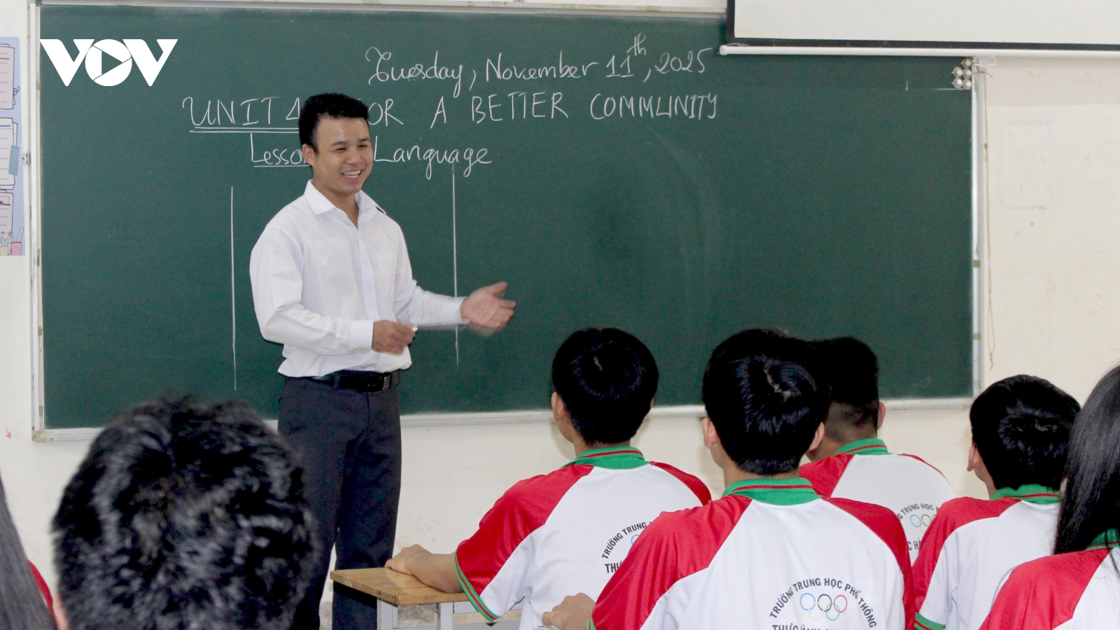 Thầy giáo trẻ truyền cảm hứng học ngoại ngữ cho học sinh