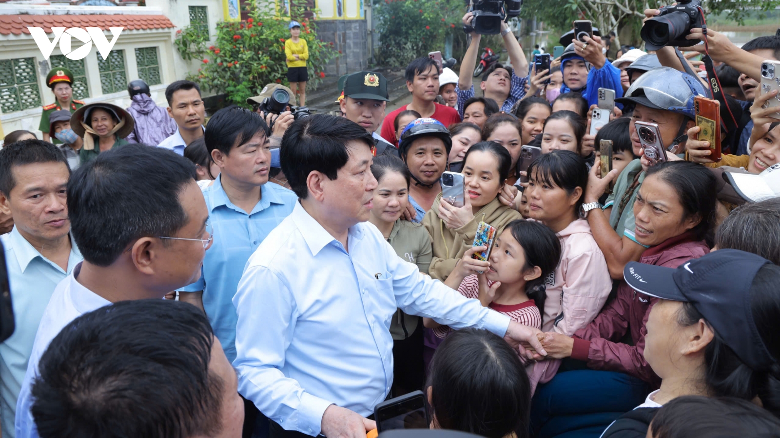 Chủ tịch nước Lương Cường thăm hỏi bà con vùng lũ ở Đà Nẵng