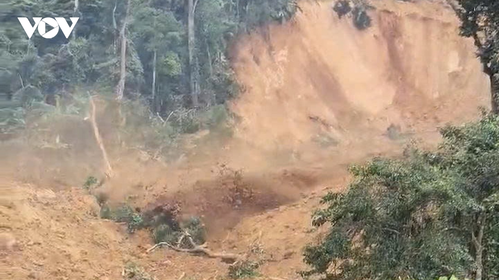 Miền núi Đà Nẵng: Sạt lở bất ngờ, ba người mất liên lạc