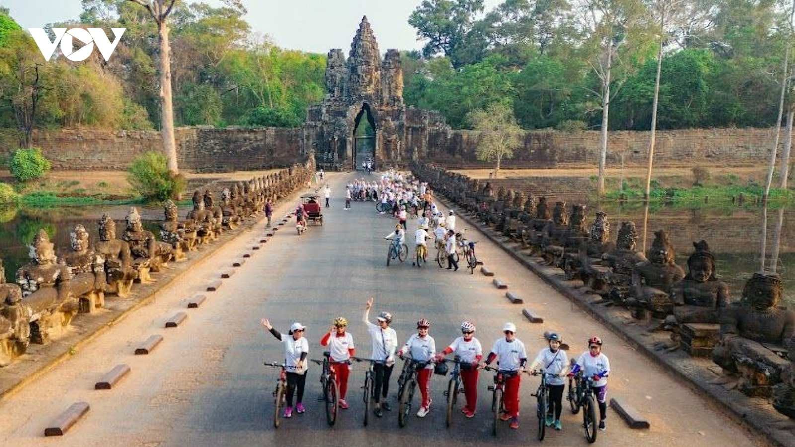 Trải nghiệm đạp xe khám phá khu đền cổ Angkor, Campuchia